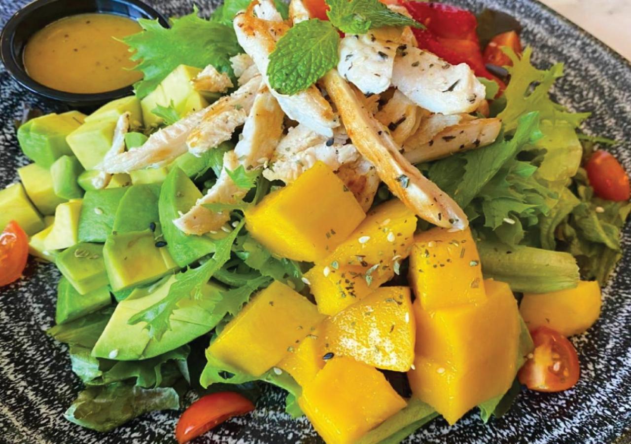 Fraser Suites Diplomatic Area Bahrain Manama Exterior foto A salad with mango