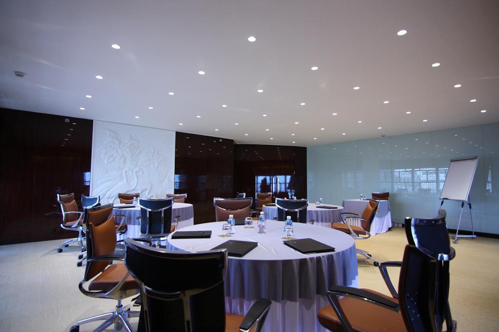 Fraser Suites Diplomatic Area Bahrain Manama Exterior foto Meeting room