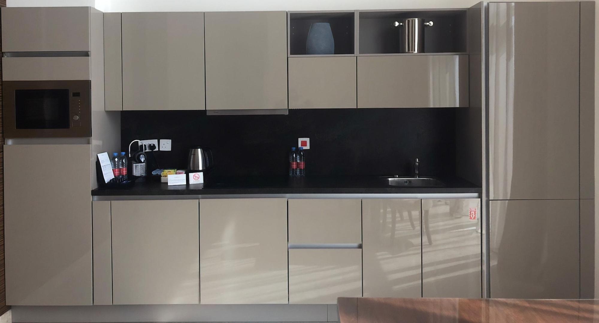 Fraser Suites Diplomatic Area Bahrain Manama Exterior foto A kitchen with high gloss lacquer finish