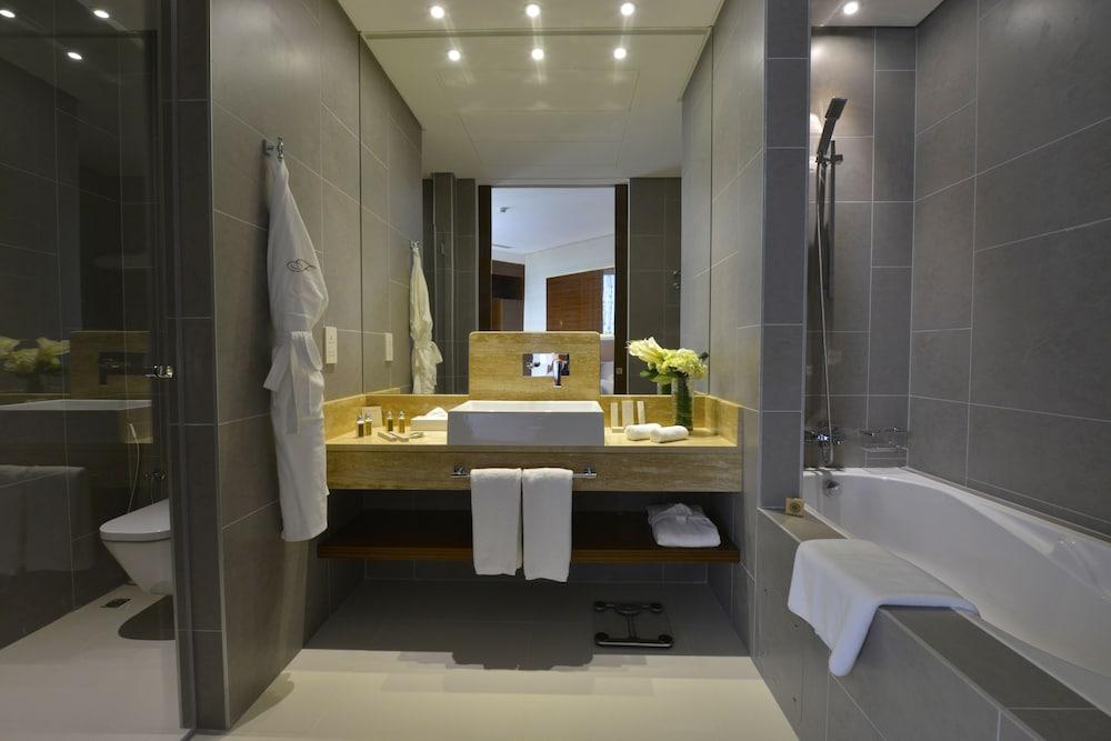 Fraser Suites Diplomatic Area Bahrain Manama Exterior foto Bathroom