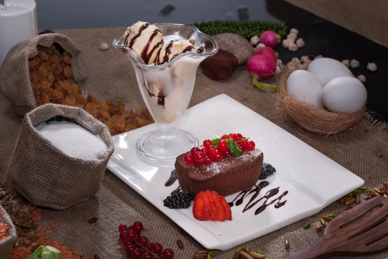 Fraser Suites Diplomatic Area Bahrain Manama Exterior foto A chocolate dessert