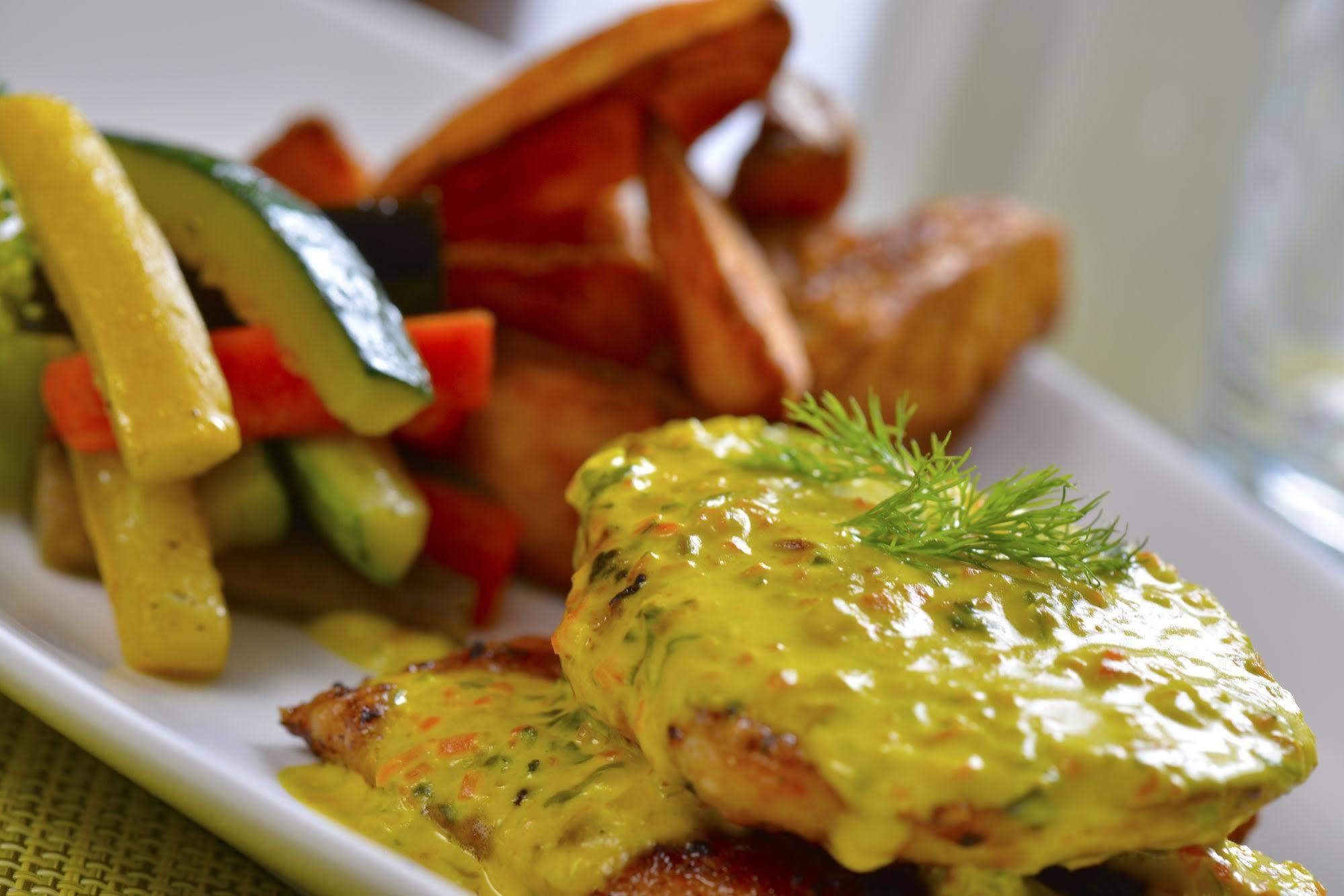 Fraser Suites Diplomatic Area Bahrain Manama Exterior foto A plate of chicken and vegetables